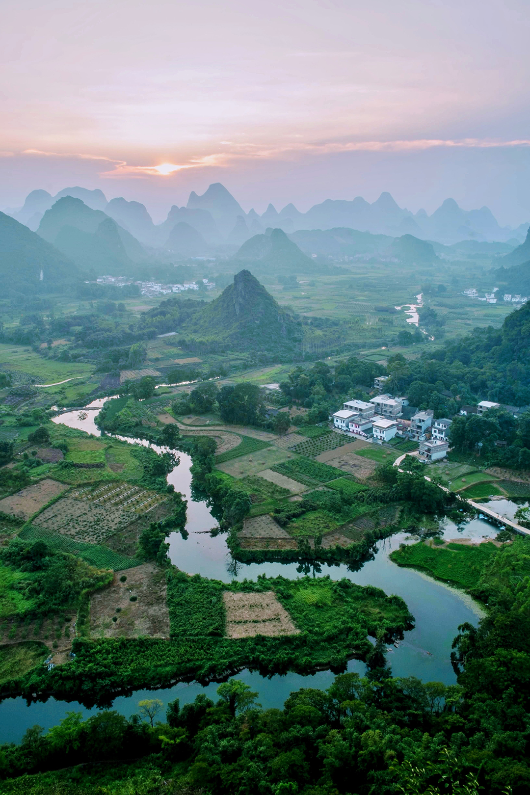 Potepanje_po_Kitajski_-_Wandering_around_China_-_Photo_by_William_Zhang_on_Unsplash.jpg