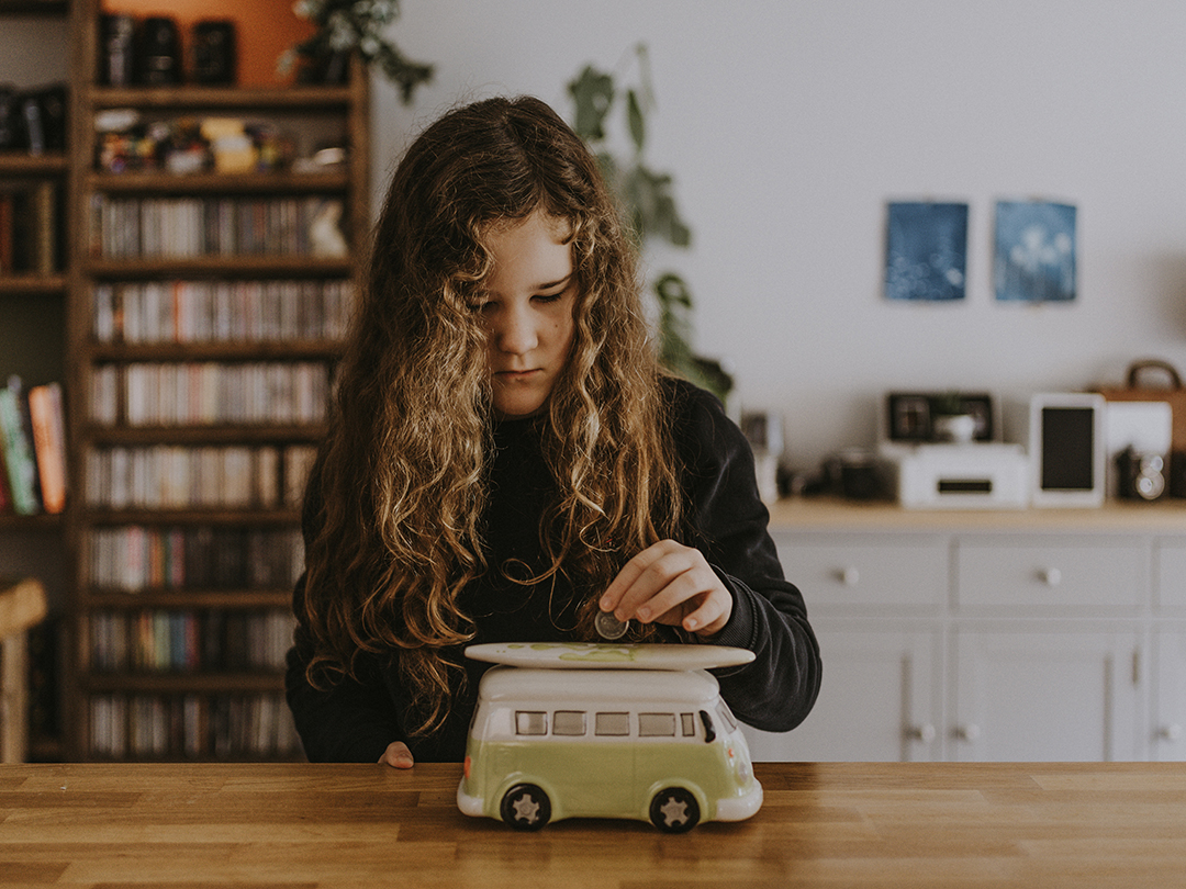 Kako_prihraniti_na_poti_-_How_to_save_on_the_road_-_Photo_by_Annie_Spratt_on_Unsplash.jpg