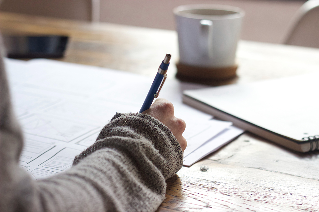 Ucenje_Anglescine_-_Learning_English_-_Photo_by_Green_Chameleon_on_Unsplash.jpg