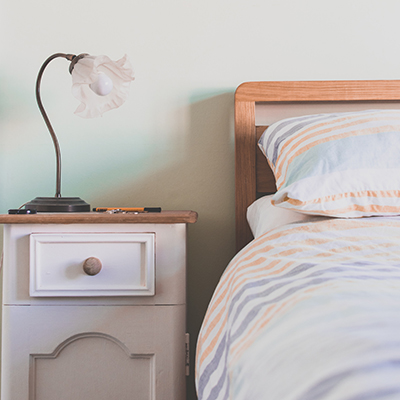 Spanje_v_hostlih_-_Sleeping_in_hostels_-_Photo_by_Calum_Lewis_on_Unsplash_-_400x400.jpg