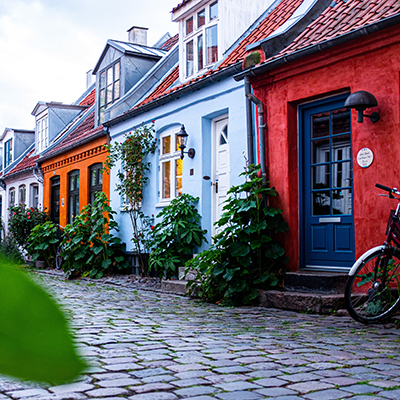 Potovanje_v_Aarhus_-_Traveling_to_Aarhus_-_Photo_by_Steffen_Muldbjerg_on_Unsplash_-_400x400.jpg