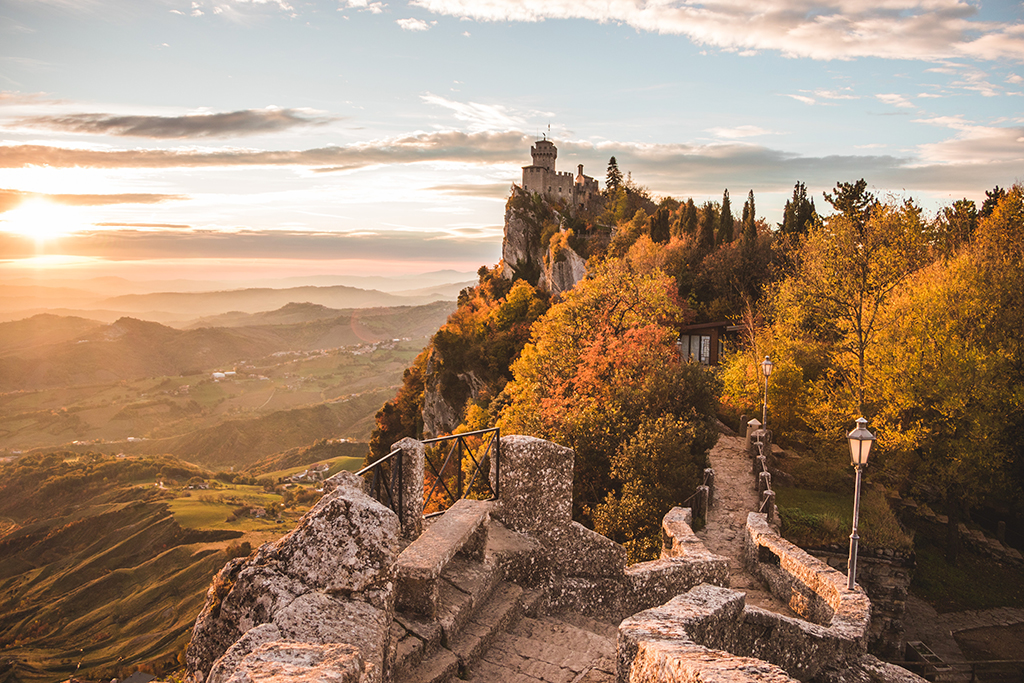 Potovanje_v_San_Marino_-_Travel_to_San_Marino_-_Photo_by_Lorenzo_Castagnone_on_Unsplash.jpg