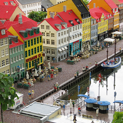 Legoland_-_Image_by_MARKTPLATZRehburg-Loccum_from_Pixabay_-_400x400.jpg