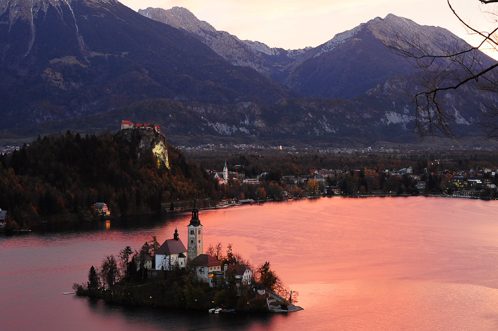 Bled_-_Lahkih_nog_naokrog_copyright.jpg