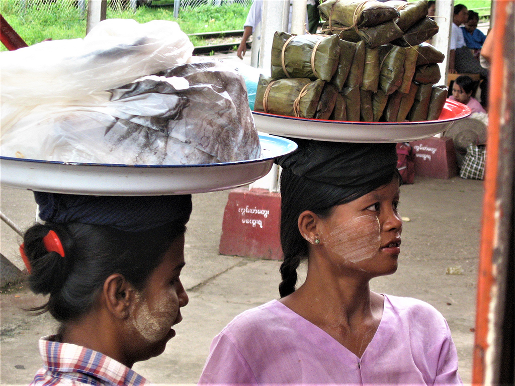 Potovanje_na_Burmo_-_Travel_to_Burma_-_Podajalke_hrane_namazane_s_tanako.jpg