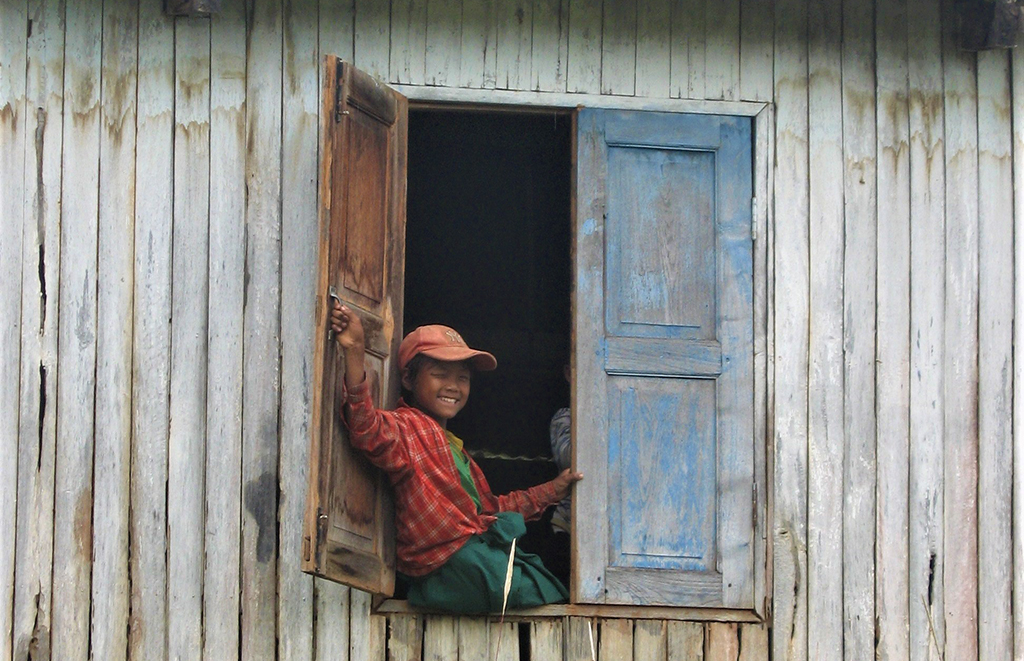 Potovanje_po_Burmi_-_A_trip_to_Burma_-_Razigrani_otroci.jpg