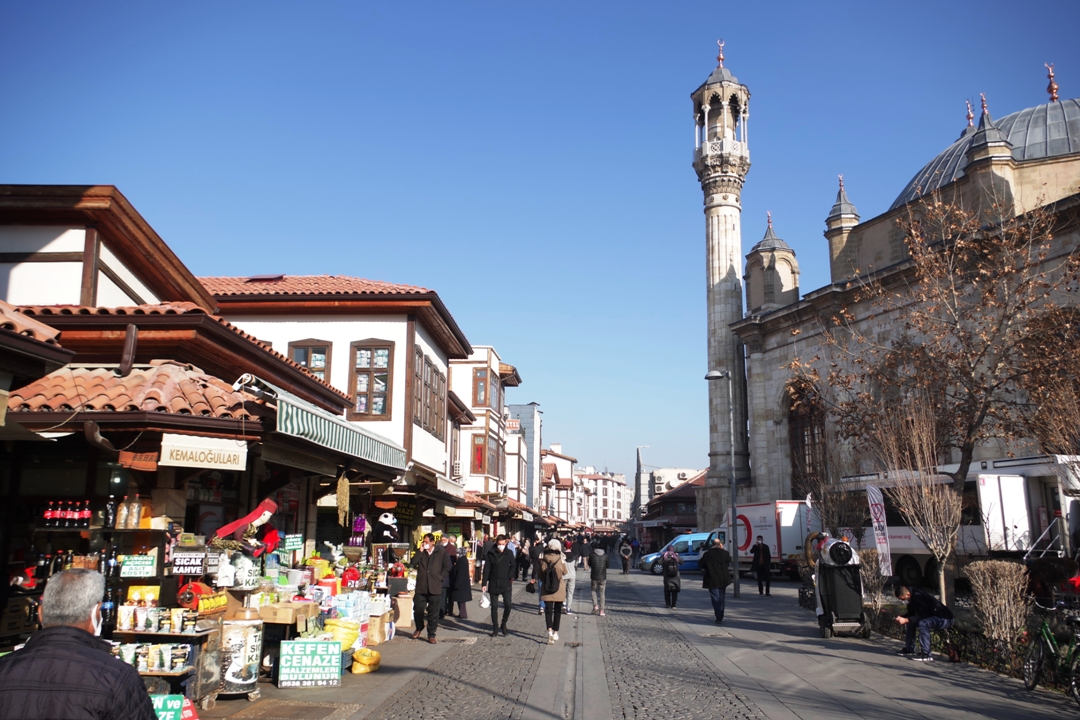 Potovanje_po_Turciji_-_Travel_around_Turkey_-_Konya_bazaar.JPG