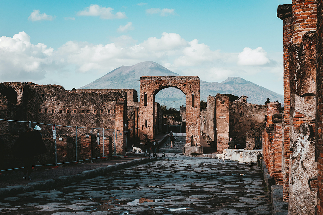 03_Popotniski_nasveti_za_Neapelj_-_Travel_tips_for_Naples_-_Photo_by_Andy_Holmes_on_Unsplash.jpg