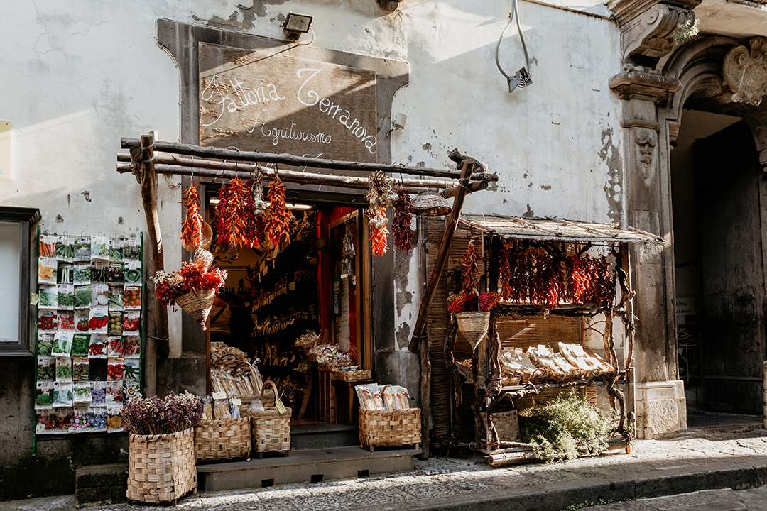 05_Popotniski_nasveti_za_Neapelj_-_Travel_tips_for_Naples_-_Photo_by_Andy_Holmes_on_Unsplash.jpg