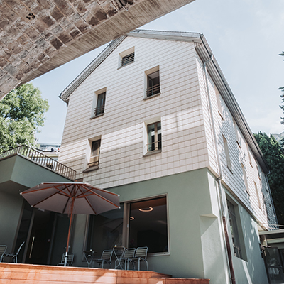 Hostel_Montreux_-_Photographer_-_Leonidas_Portmann_400x400.jpg