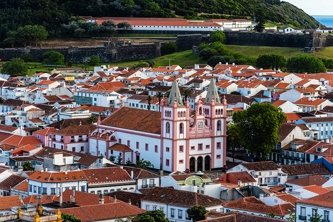 03_Raziskovanje_otocja_Azori_-_Exploring_the_Azores_-_ENVATO.jpg