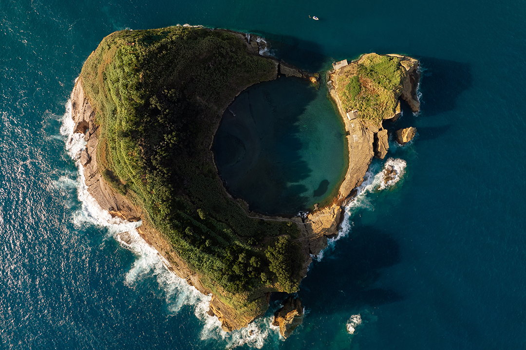 06_Raziskovanje_otocja_Azori_-_Exploring_the_Azores_-_ENVATO.jpg