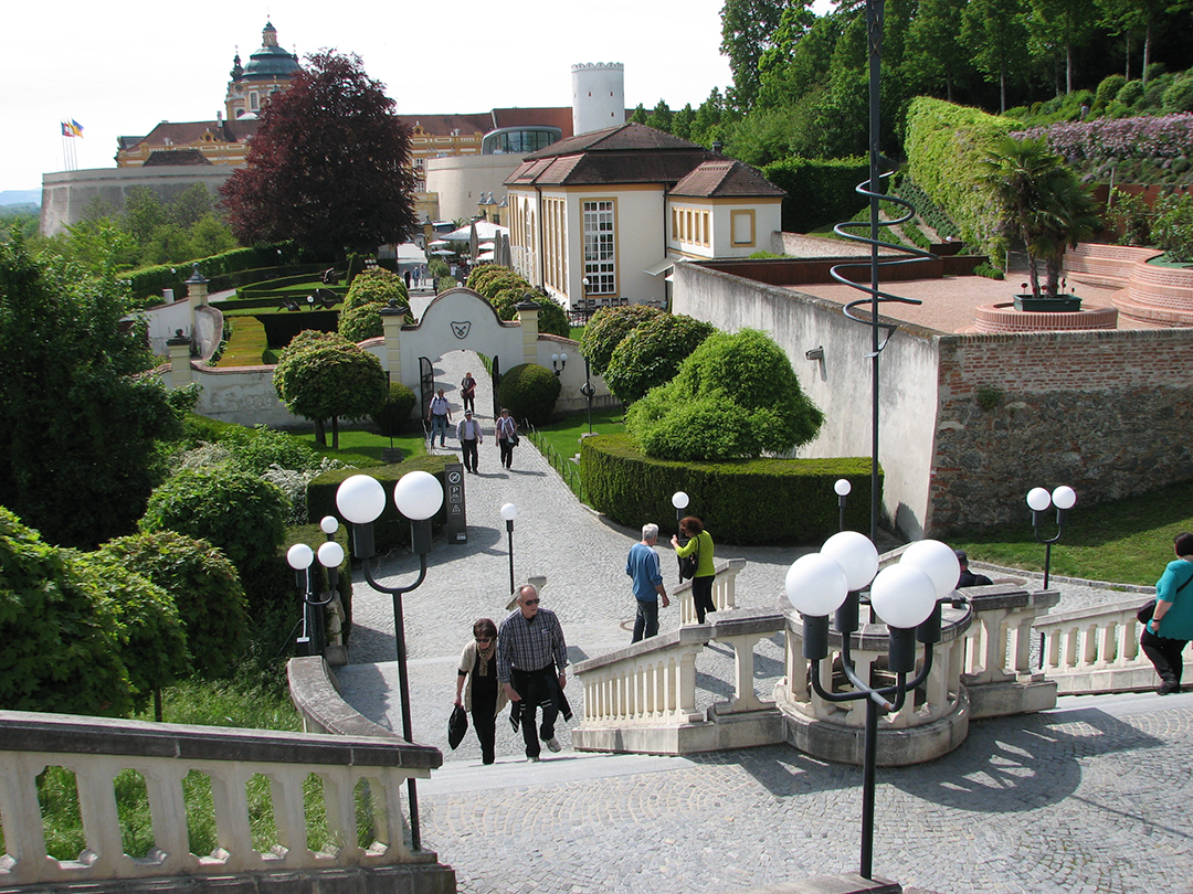 Ogled_mesta_Durnstein_-_Sightseeing_in_Durnstein_1.JPG