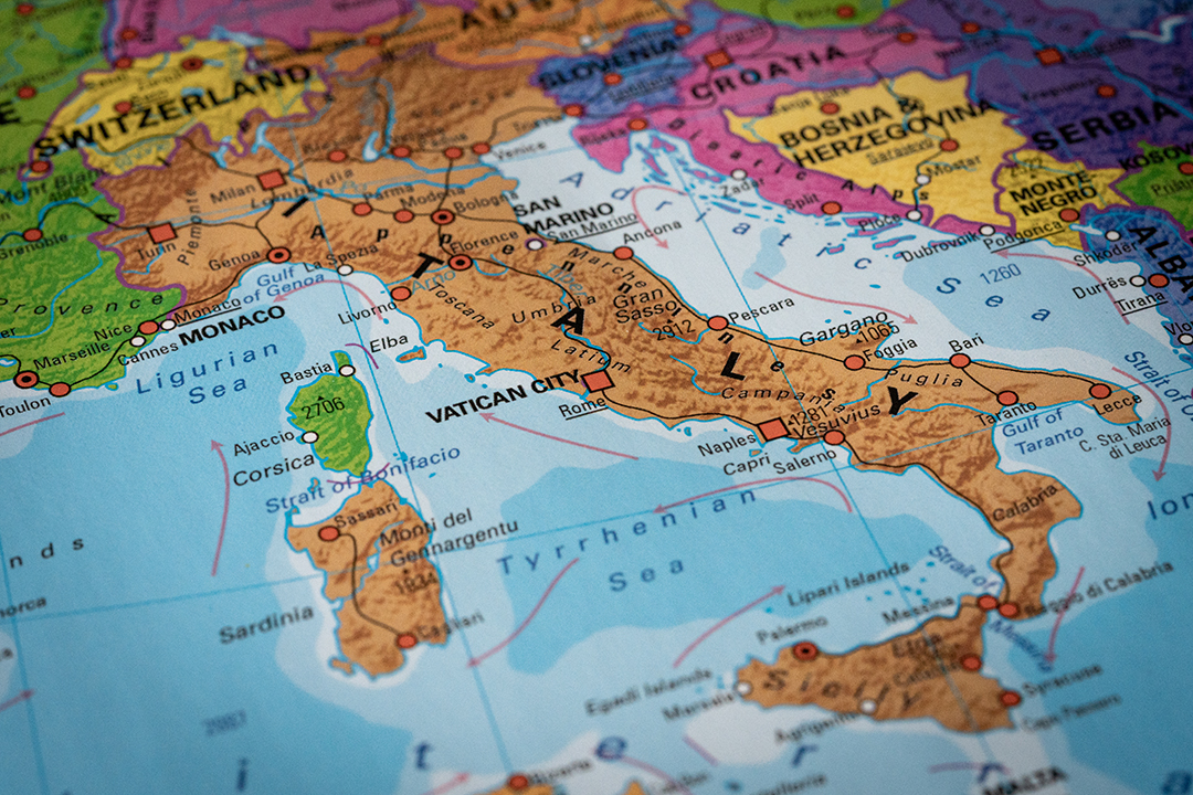 02_Odkrivanje_in_potovanje_po_Italiji_-_Discovering_and_traveling_around_Italy_-_ENVATO.jpg