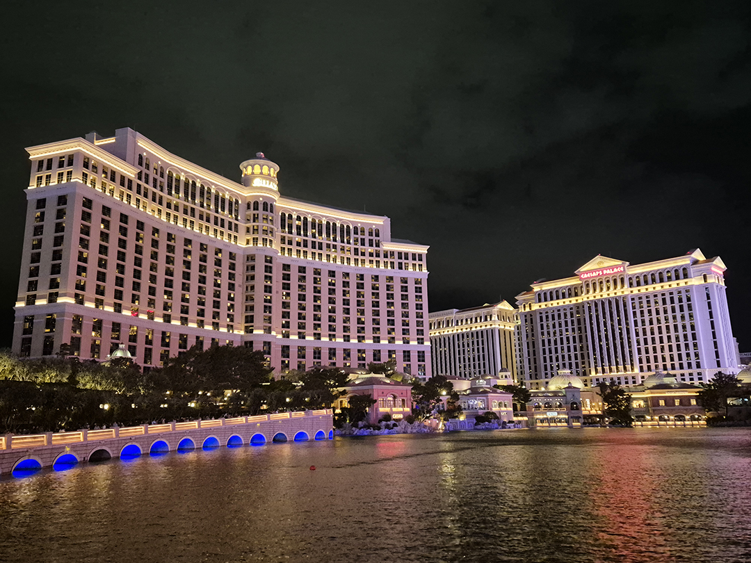 Night view of iconic casino resorts along the Las Vegas Strip, where dazzling lights and grand architecture define the city’s famous atmosphere.