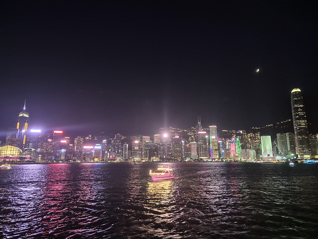Night view of Hong Kong’s illuminated skyline along Victoria Harbour, where skyscrapers, colorful lights and boats on the water create the iconic atmosphere of one of Asia’s most vibrant cities.