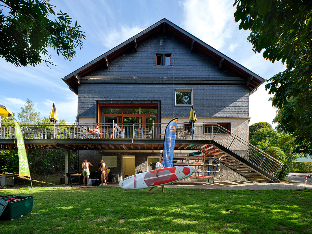 Youth hostel in Lultzhausen by the lake, surrounded by nature and ideal for relaxation and outdoor activities.