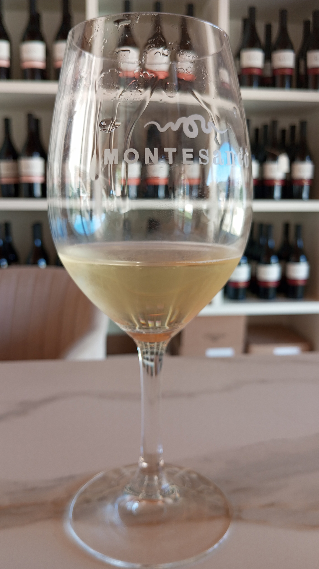Kozarec lokalnega vina predstavlja bogato vinsko tradicijo Alicanteja in španske mediteranske regije.