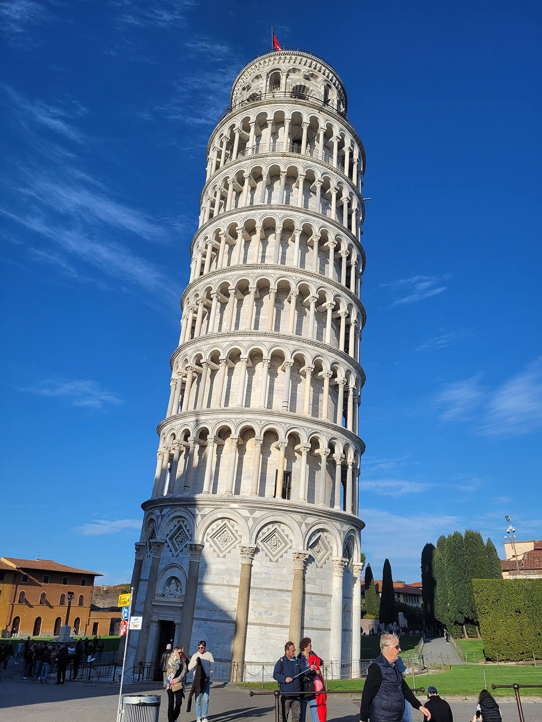 Znameniti poševni stolp v Pisi je ena najbolj prepoznavnih znamenitosti Toskane in celotne Italije.