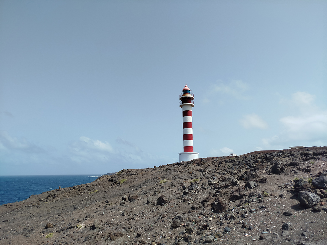 Svetilnik Faro de Punta Sardina ponuja mir, razglede na ocean in divjo severozahodno obalo Gran Canarie.