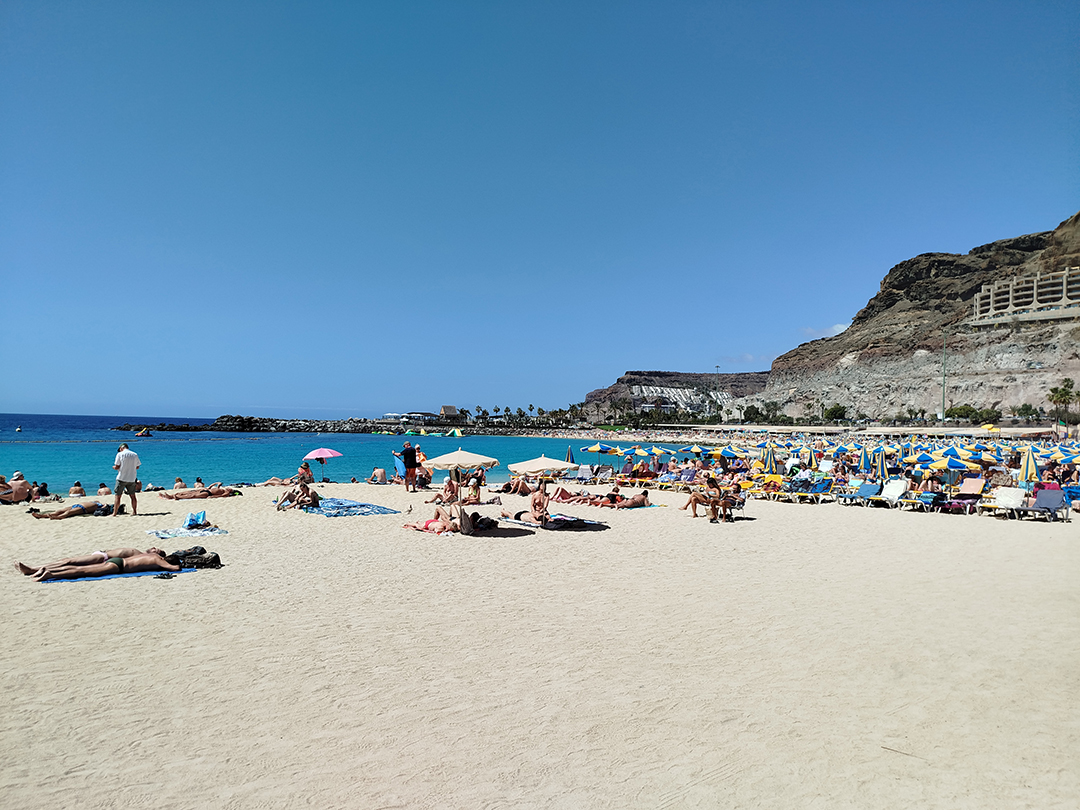Plaža Playa de Amadores navdušuje s turkiznim morjem, svetlim peskom in sproščenim vzdušjem Gran Canarie.