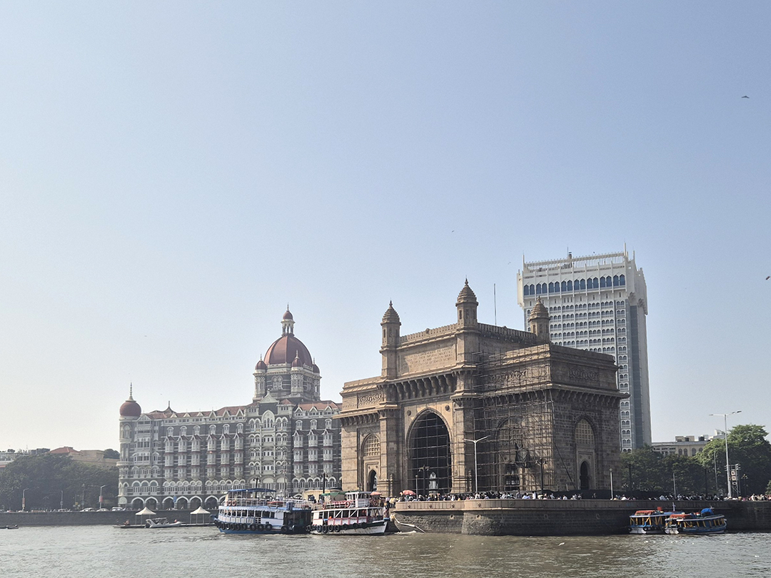 Znameniti slavolok Gateway of India ob obali Arabskega morja predstavlja simbol kolonialne zgodovine Mumbaja.