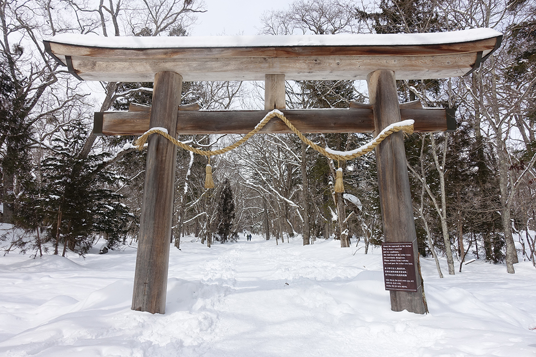 Zasnežen vhod v tempelj Togakushi-jinja v gorah blizu Nagana na Japonskem