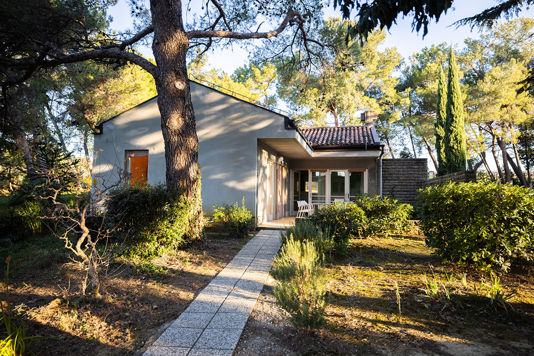 Hostel Debeli Rtič leži ob eni najbolj naravnih in mirnih lokacij slovenske obale.