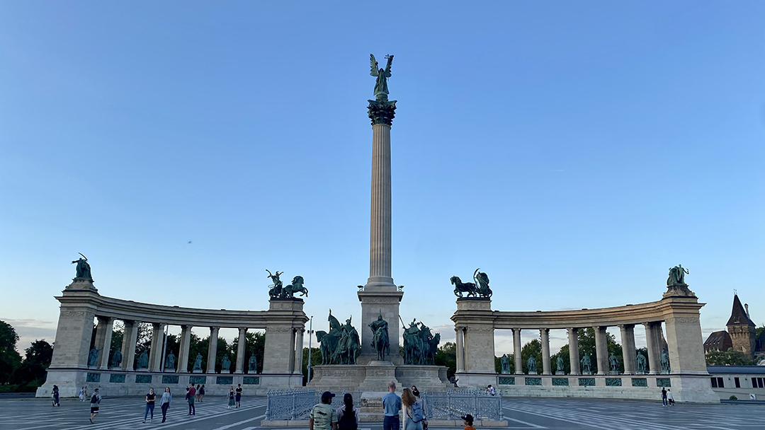 Budimpesta_biser_Donave_-_Budapest_Pearl_of_the_Danube_4.jpg