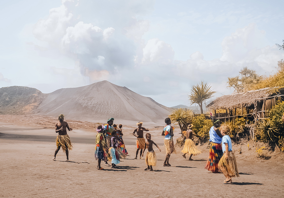 Domačini na otoku Tanna izvajajo tradicionalni kastom ples v bližini aktivnega vulkana Yasur, ki predstavlja pomemben del kulturne dediščine Vanuatuja.