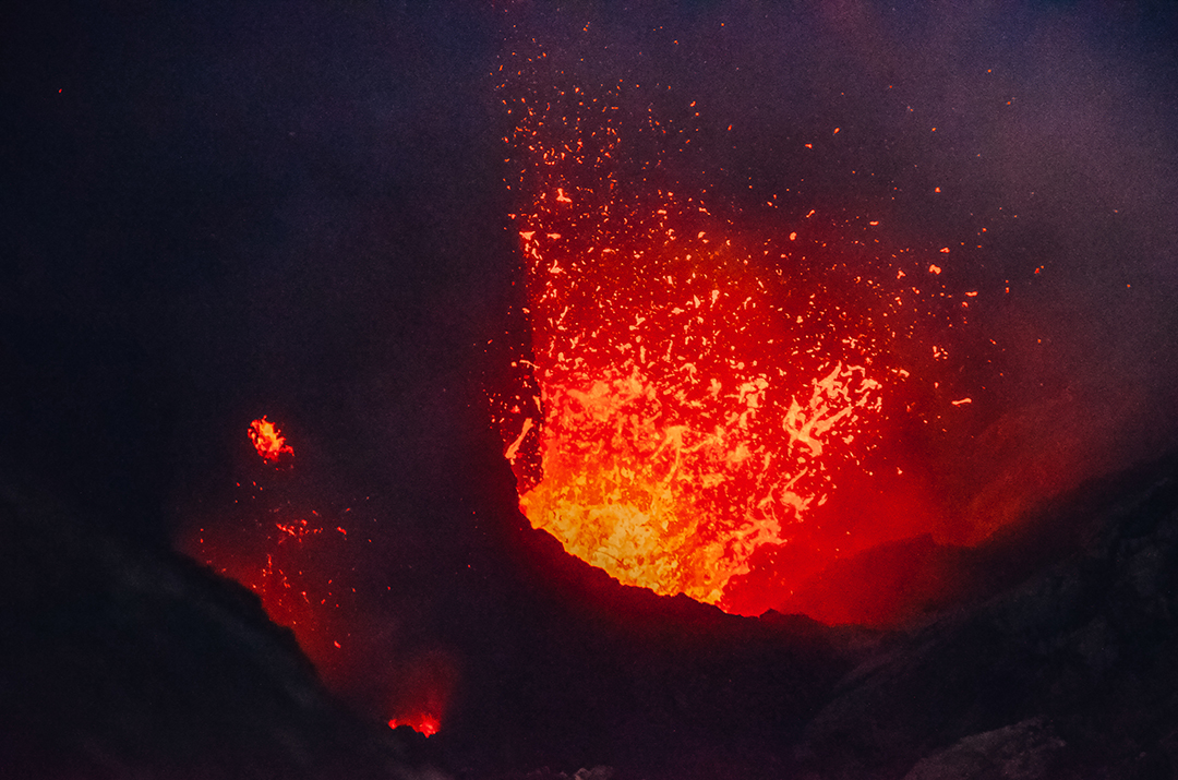 Izbruh lave na delujočem vulkanu Mount Yasur na otoku Tanna ponuja eno najbolj nepozabnih naravnih doživetij na Vanuatuju.