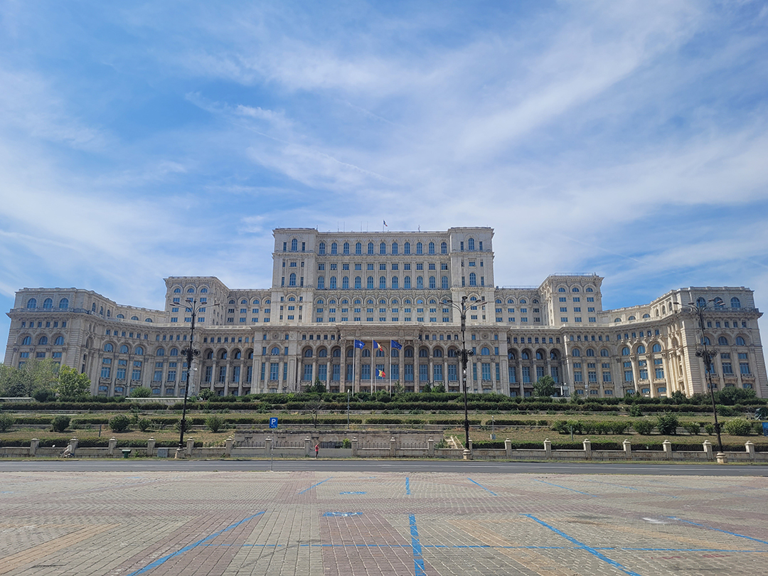 Palača parlamenta v Bukarešti, ena najbolj prepoznavnih monumentalnih stavb romunske prestolnice.