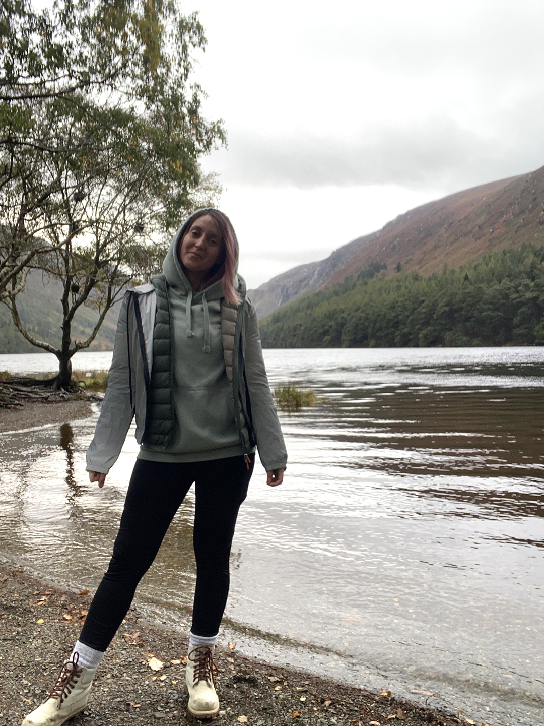 Popotnica ob jezeru v dolini Glendalough na Irskem