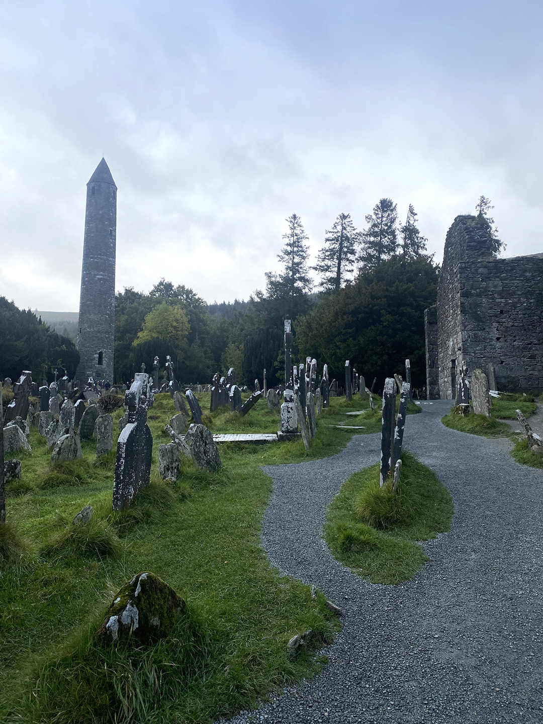 Samostanska naselbina Glendalough z okroglim stolpom in pokopališčem