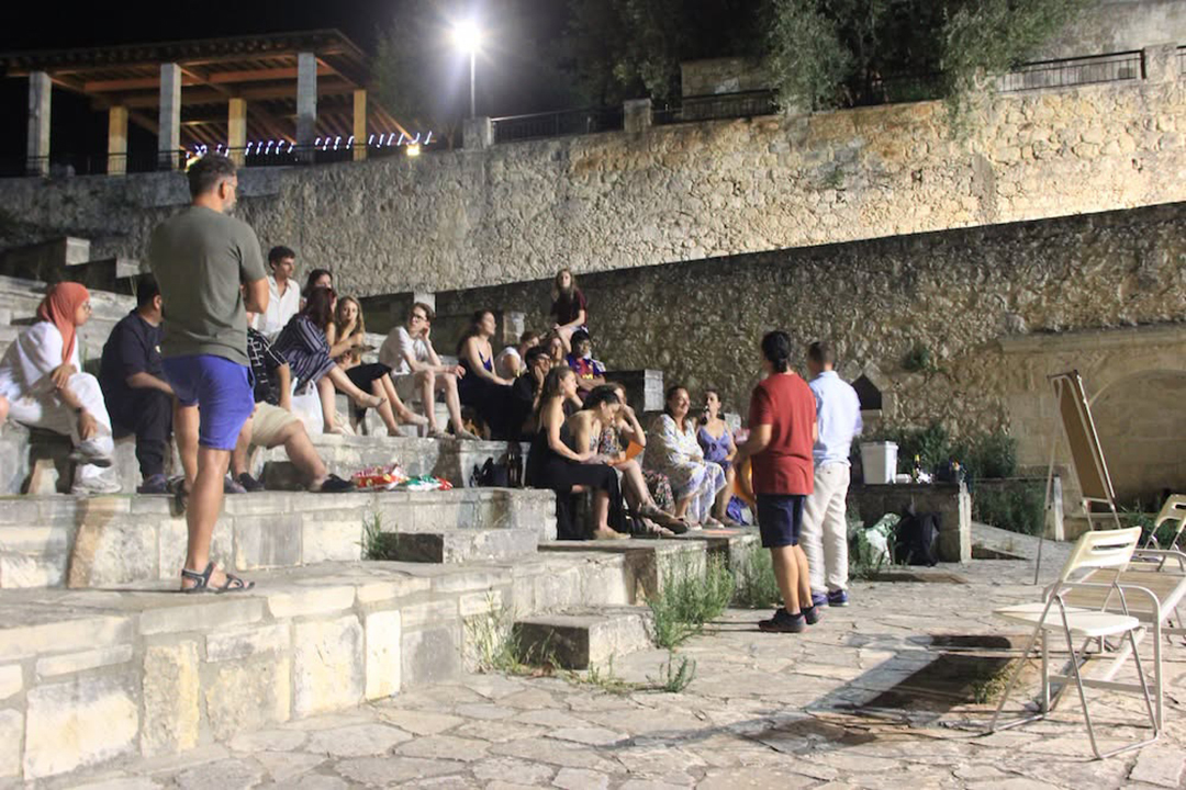 Udeleženci med večerno skupinsko aktivnostjo v okviru Erasmus+ usposabljanja na Cipru.
