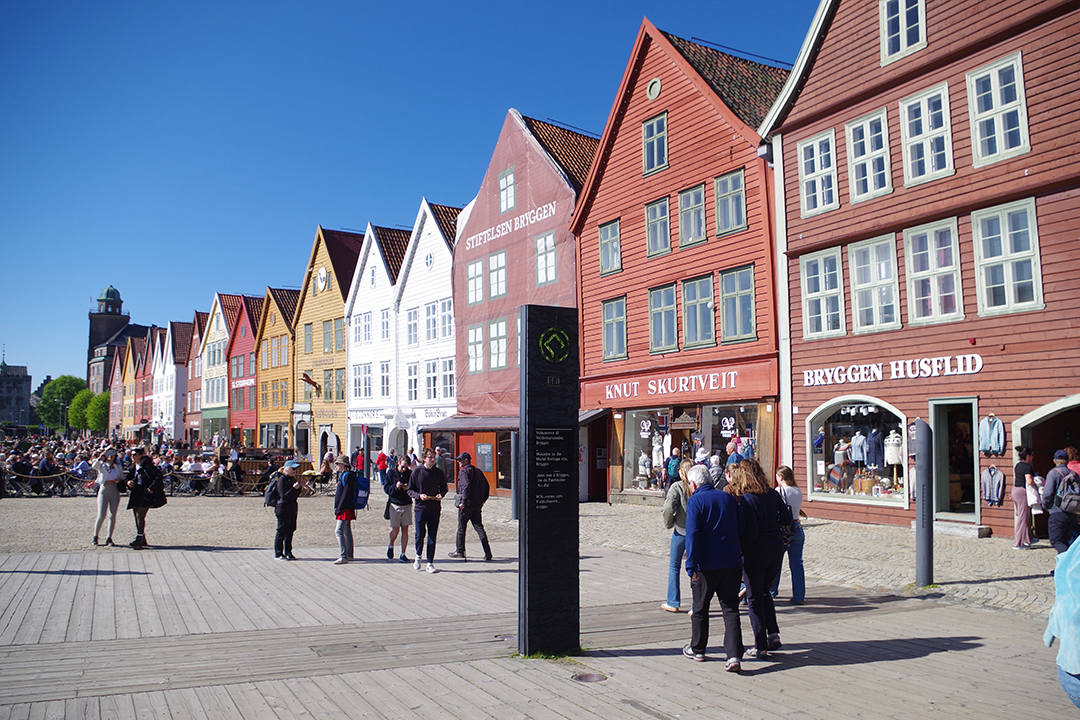 Značilne lesene hiše v četrti Bryggen, uvrščene na Unescov seznam svetovne dediščine.