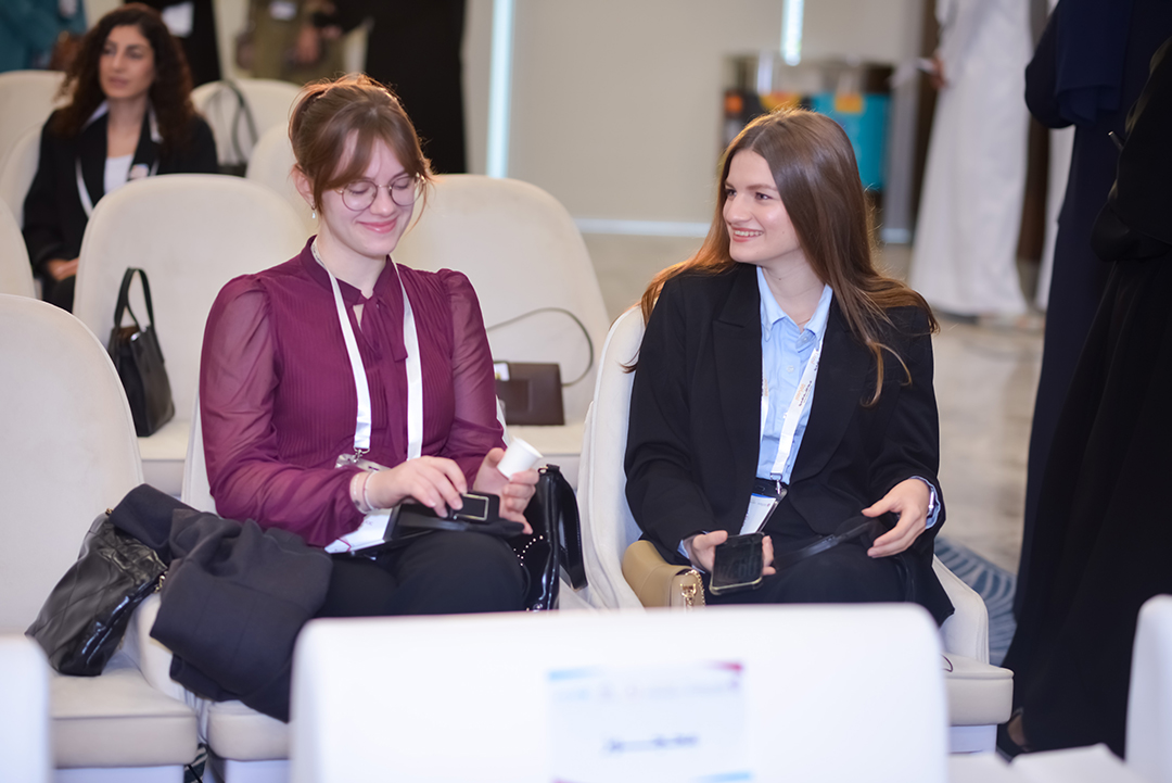 Udeleženke mladinskega foruma v Katarju med sproščenim pogovorom na konferenci v Dohi, kjer so se povezovale mlade iz različnih držav in kultur.