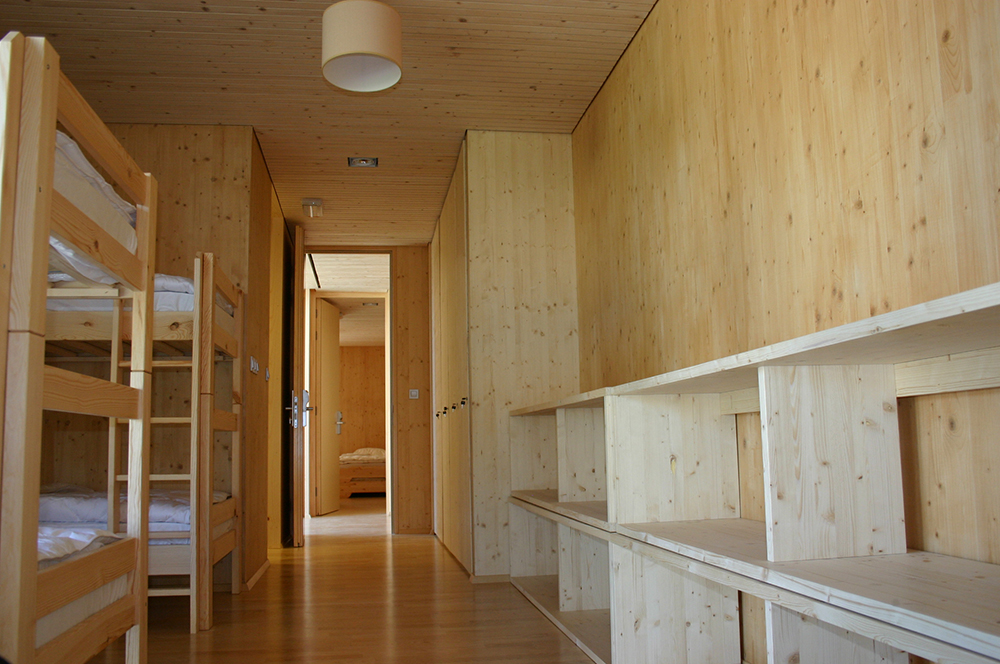Praktična skupinska soba – Practical Group Room at Hostel Punkl