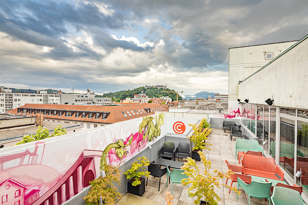Terrace__The_Fuzzy_Log_Hostel_Ljubljana__Photo_Marko_Ocepek_Delbello.jpg